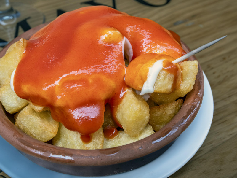 Plato de patatas bravas en un bar de la calle Laurel, en Logroño