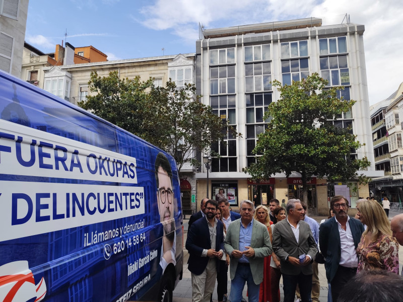 Bendodo junto a la furgoneta contra la delincuencia y la okupación del PP en Vitoria