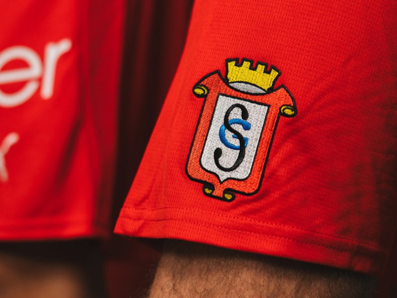 Detalle del escudo en el pantalón de la tercera equipación del Sporting para la temporada 2025/2026