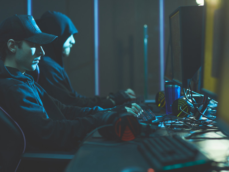Un grupo de hackers trabajando en actividades ilícitas