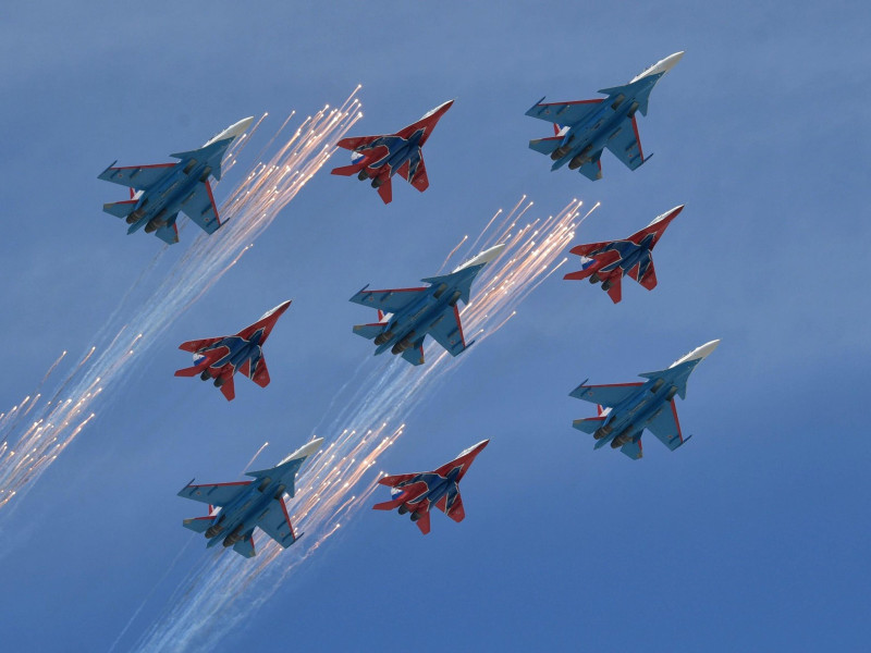 El equipo de demostración acrobática de los Caballeros Rusos vuela aviones de combate Sukhoi Su-30SM junto a los cazas Mikoyan MiG-29.