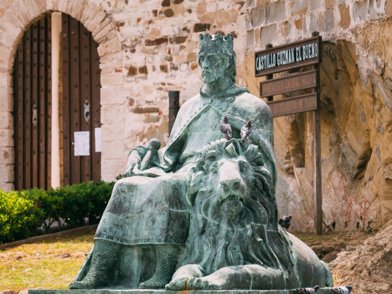 Estatua de Sanco IV "el Bravo" en las inmediaciones del Castillo de Guzmán el Bueno en Tarifa