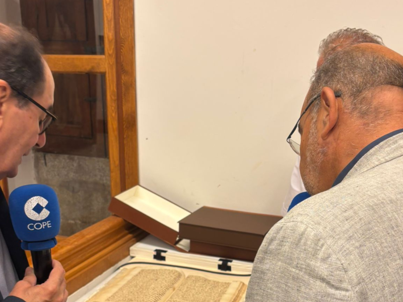 Ángel Expósito y el prior José Luis del Valle Merino, en la biblioteca del Monasterio de San Lorenzo de El Escorial