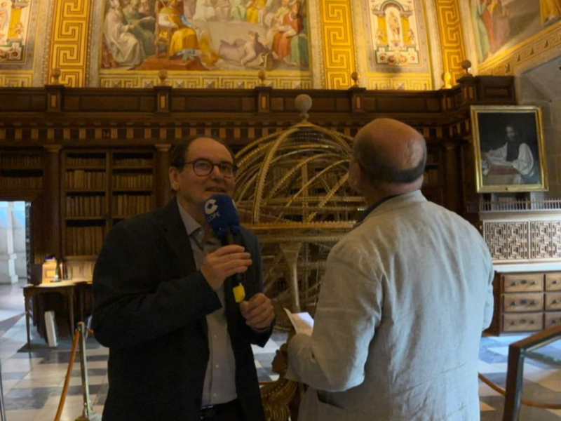 Ángel Expósito y el prior José Luis del Valle Merino, en la biblioteca del Monasterio de San Lorenzo de El Escorial