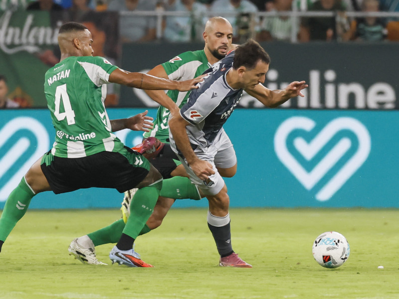 Amrabat y Natan, junto con Mikel Oyarzabal