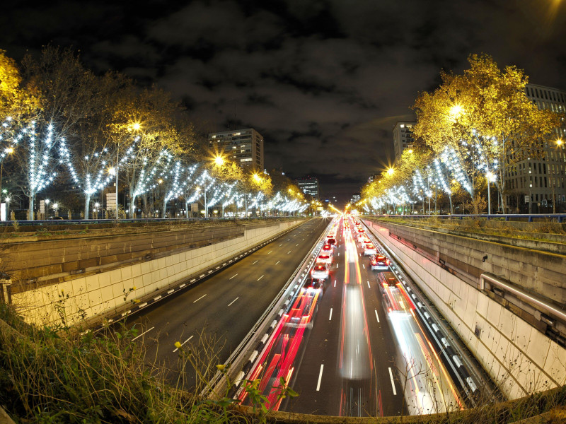 Vista de un atasco de tráfico en Madrid Castilla por la noche con luces de coche y pistas.