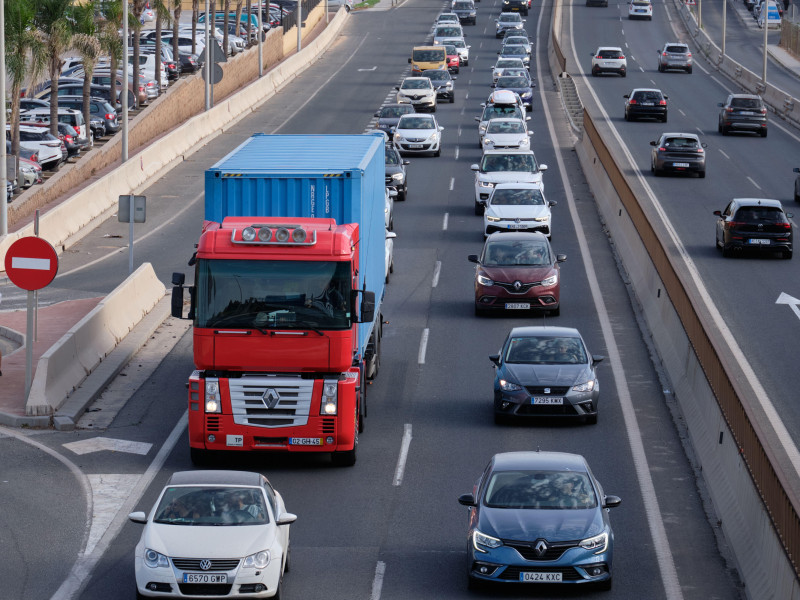 Tráfico intenso en la autovía A-7 (N-340), Fuengirola, Málaga