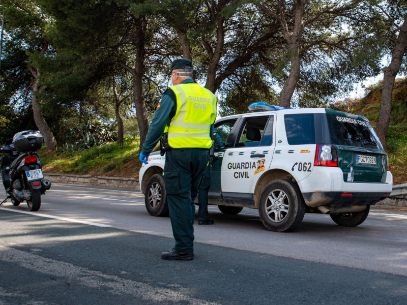 Un Guardia Civil en una carretera de Palma de Mallorca