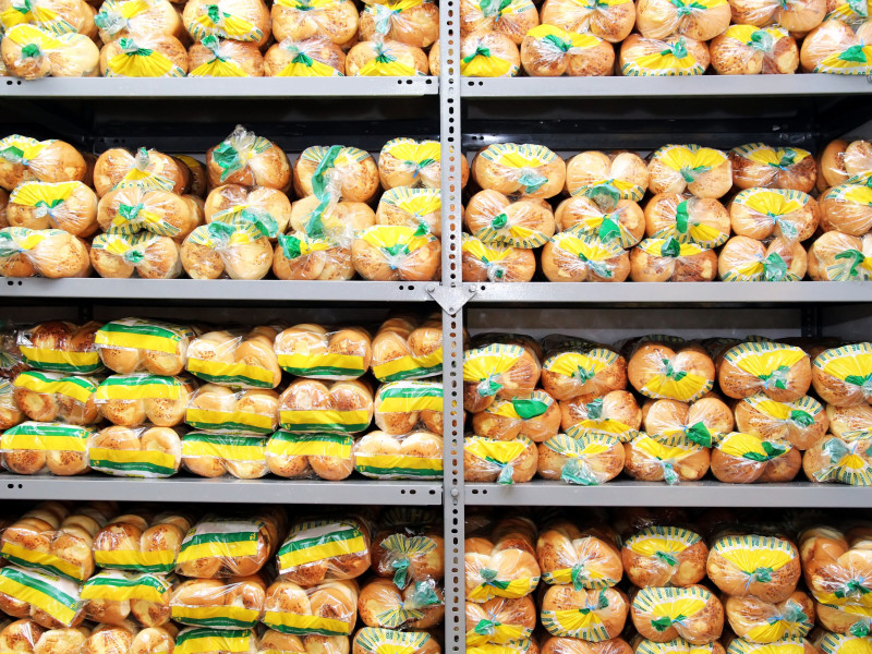 Productos de panadería envasados ​​en un estante grande