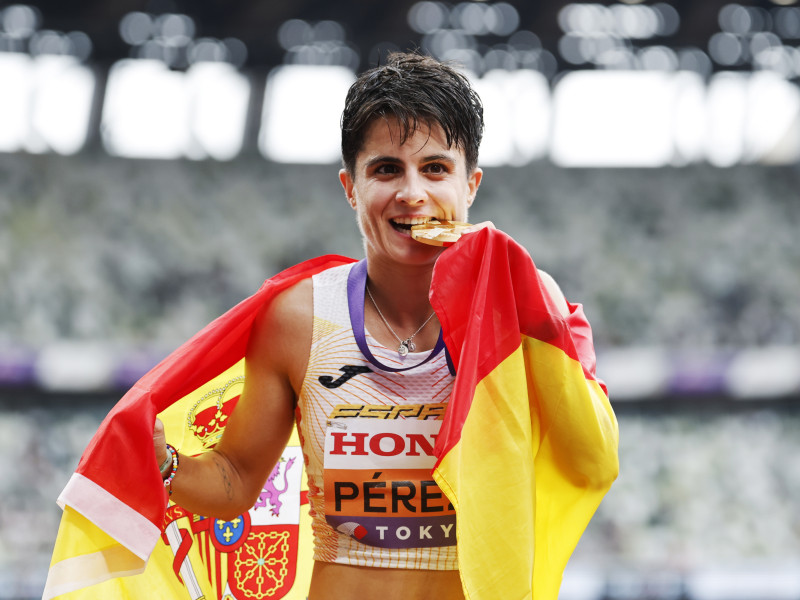 María Pérez posa con la medalla de campeona del mundo de los 20 kilómetros marcha.