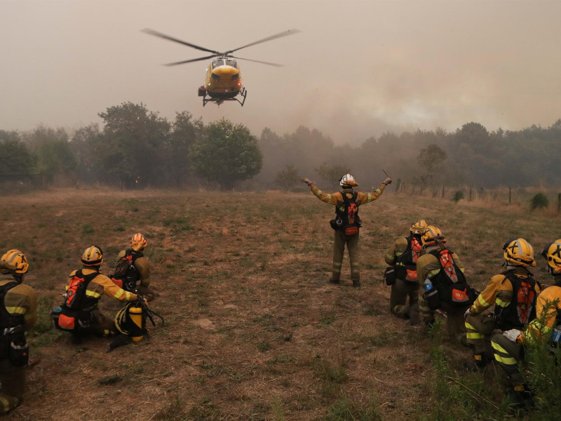 Brigadistas intentando apagar el fuego en Pantón (Lugo)