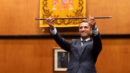 El nuevo alcalde de Águilas, Cristóbal Casado, alza el bastón de mando