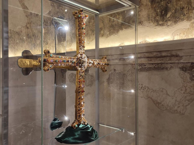 Cruz de la Victoria en la Cámara Santa de la Catedral de OviedoLa festividad de la Exaltación de la Santa Cruz, conocida como la 'Perdonanza', dará comienzo este domingo 14 de septiembre en la Catedral de Oviedo y se extenderá hasta el domingo 21, festividad de San Mateo. Durante esta semana, los fieles podrán obtener la indulgencia plenaria siguiendo las condiciones establecidas por la Iglesia: confesión, comunión y oración por las intenciones del Papa, el Padrenuestro y el Credo.POLITICA