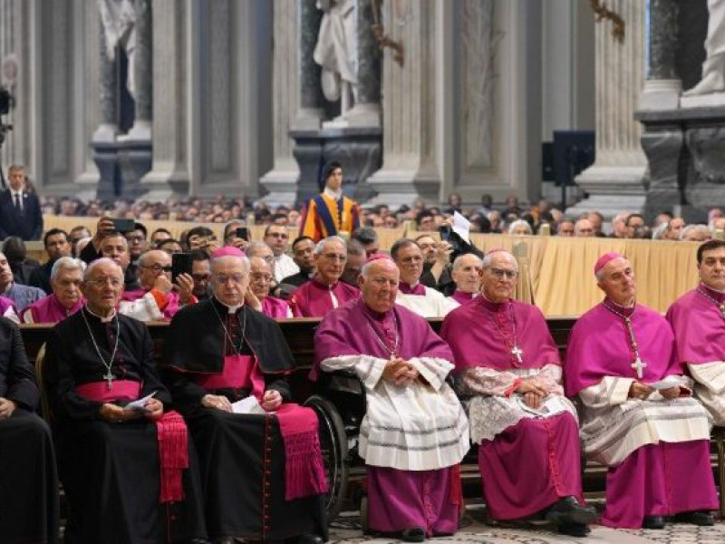 Obispo, sacerdotes y seminaristas en Asamblea diocesana