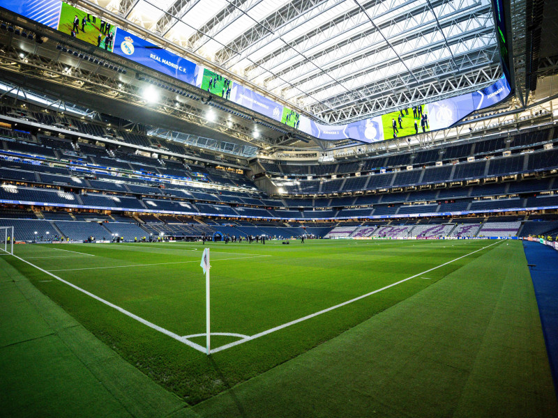 El techo del Santiago Bernabéu durante un partido
