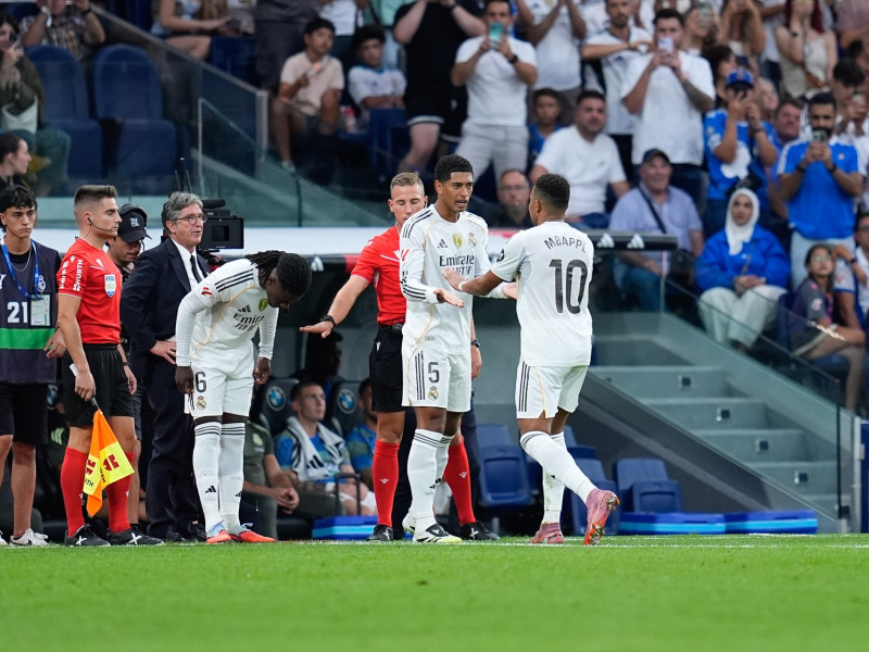 Kylian Mbappé del Real Madrid CF saluda a Jude Bellingham del Real Madrid CF durante el partido de fútbol de la Liga española, LaLiga EA Sports, disputado entre el Real Madrid y el RCD Espanyol en el Santiago Bernabéu