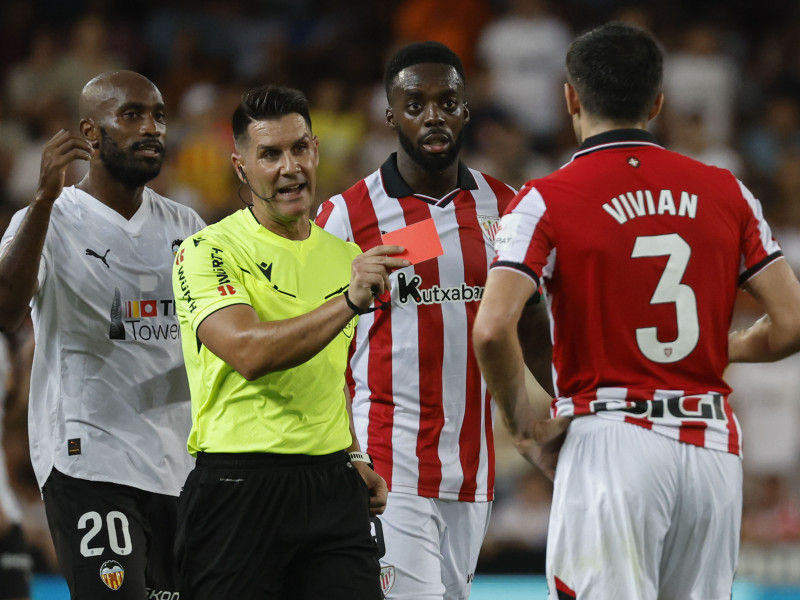 Ortiz Arias expulsa a Vivian durante el Valencia-Athletic