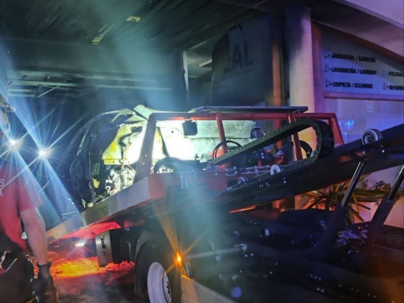 18/09/2025 Imagen del operativo..Bomberos de Mallorca han extinguido un incendio declarado en un garaje del Port de Pollença (Mallorca) provocado por un coche eléctrico.SOCIEDAD BOMBEROS DE MALLORCA