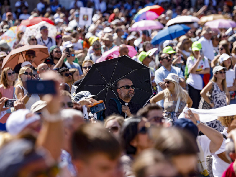 VATICAN CITY (Italy), 31/08/2025.- A priest stands among the faithful gathered in Saint Peter's Square during the Angelus prayer led by Pope Leo XIV from the window of his office, in Vatican City, 31 August 2025. (Papa) EFE/EPA/FABIO FRUSTACI