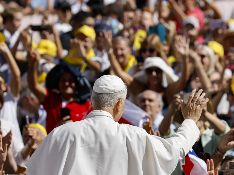 VATICAN CITY (Vatican City State (Holy See)), 20/09/2025.- Pope Leo XIV (C) waves to the faithful during an audience as part of the Jubilee of Justice at St Peter's square, Vatican City, 20 September 2025. (Papa) EFE/EPA/FABIO FRUSTACI