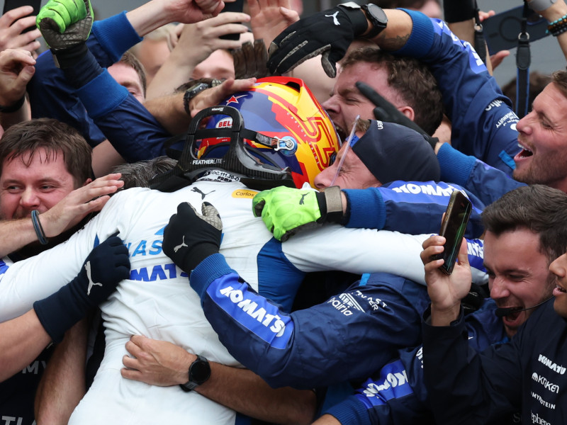 Carlos Sainz se abraza con los miembros de Williams tras conseguir la tercera plaza en Bakú.