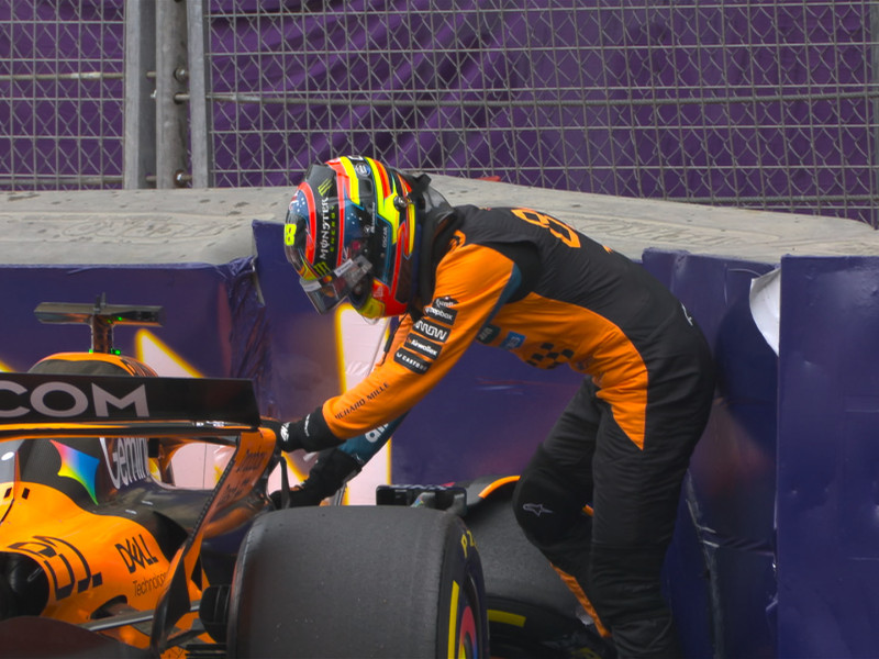 Piastri se baja del McLaren tras estrellarse en la primera vuelta en Bakú.