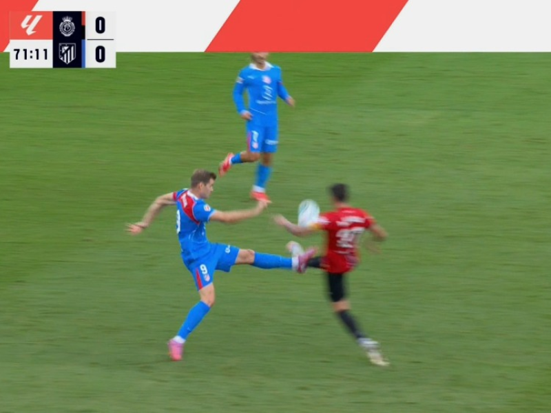 Imagen VAR de la expulsión de Sorloth en el Mallorca-Atlético