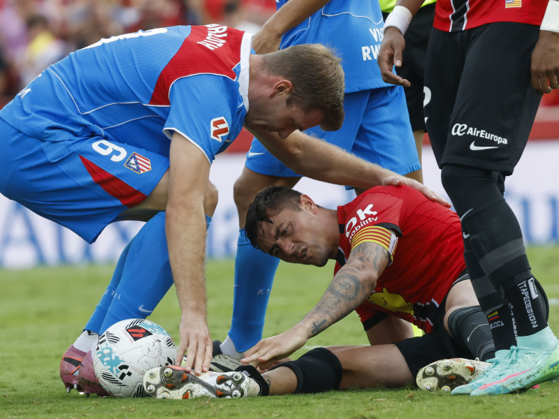 Raíllo, en el suelo tras la acción de Sorloth en el Mallorca-Atlético