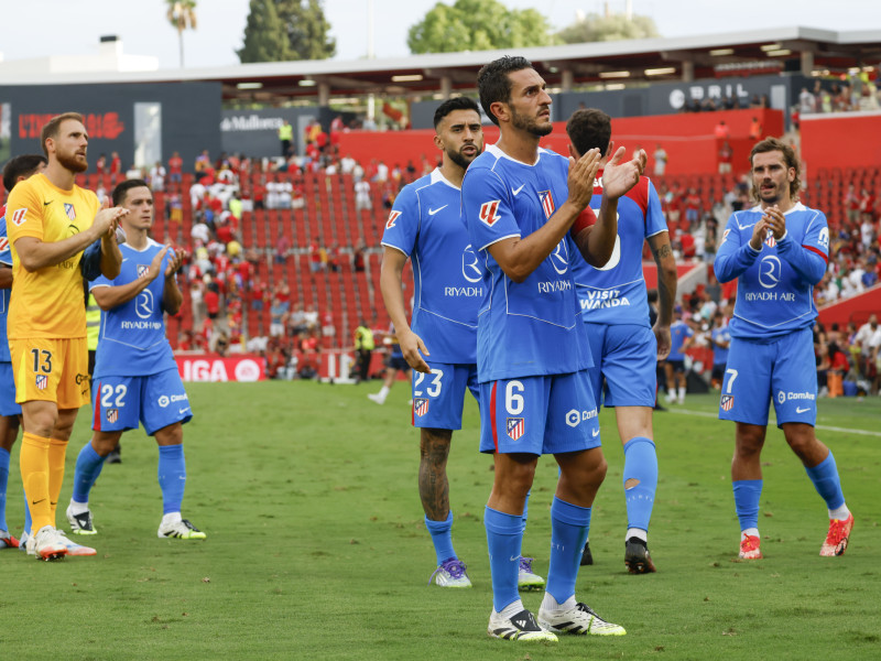 Los jugadores del Atlético saludan a sus aficionados tras el partido en Mallorca