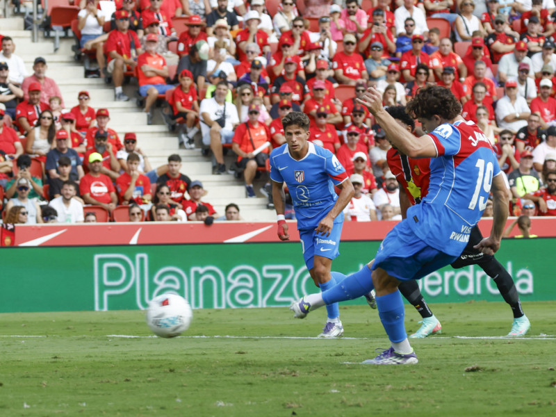 Lanzamiento de penalti de Julián Álvarez en el Mallorca-Atlético
