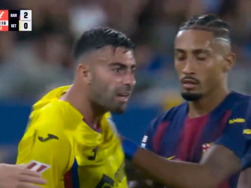 Empujón de Raphinha a Diego Rico