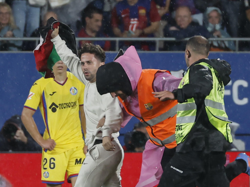 La seguridad detiene al espontáneo que saltó al campo durante el Barcelona - Getafe