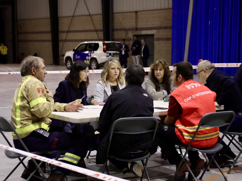 Personal de emergencias valorando las actuaciones