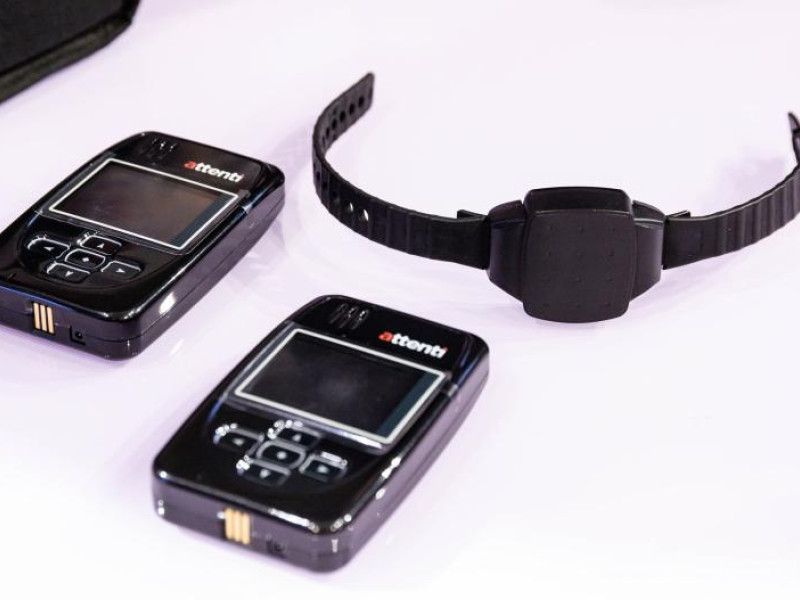 Un dispositivo con pulsera antimaltrato
