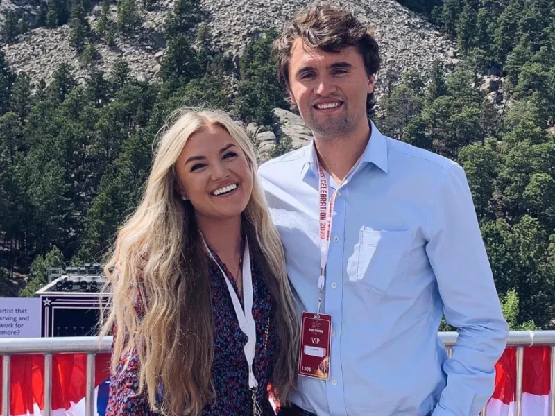 Erika Kirk junto a su marido Charlie Kirk
