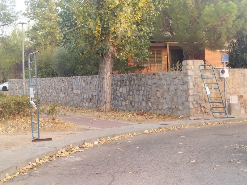 Vallas usadas para intentar acceder a los jardines de viviendas
