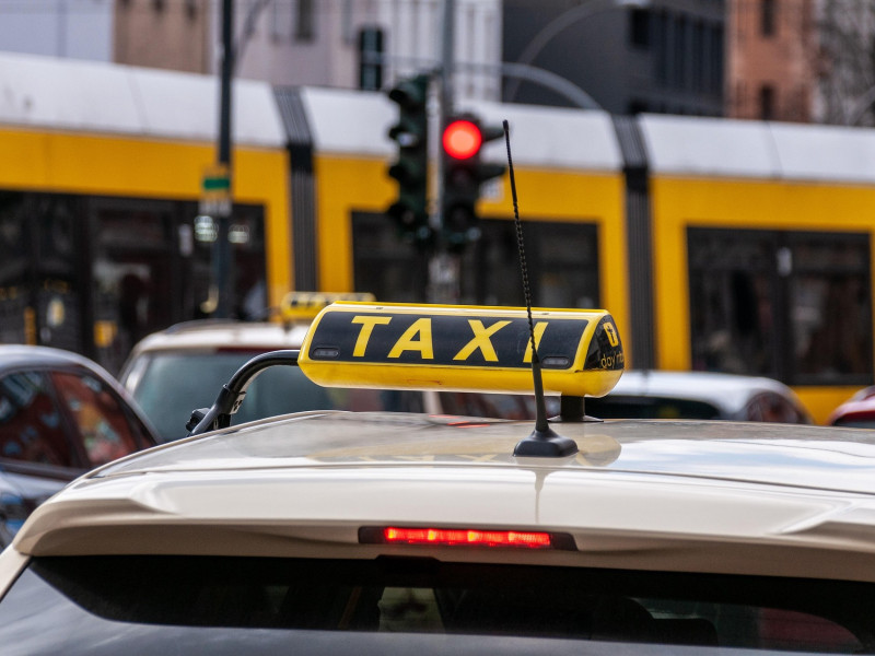 ¿Por qué Barcelona es la única ciudad de Europa que expulsará a las VTC?: así es la nueva ley del taxi