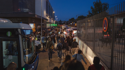 Usuarios bajan en la estación de Sitges para subir a un autobús dirección Gavá