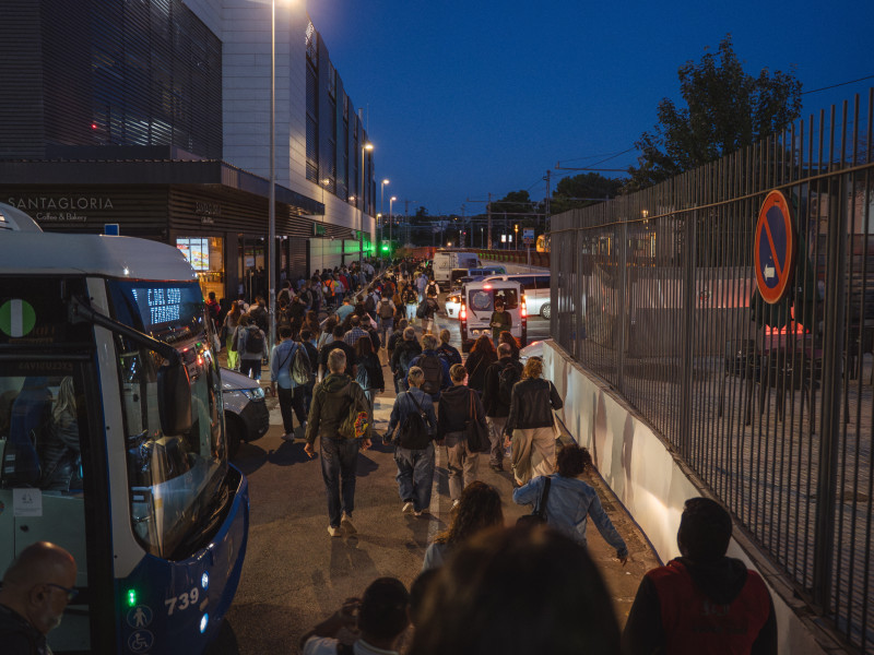 Usuarios bajan en la estación de Sitges para subir a un autobús dirección Gavá