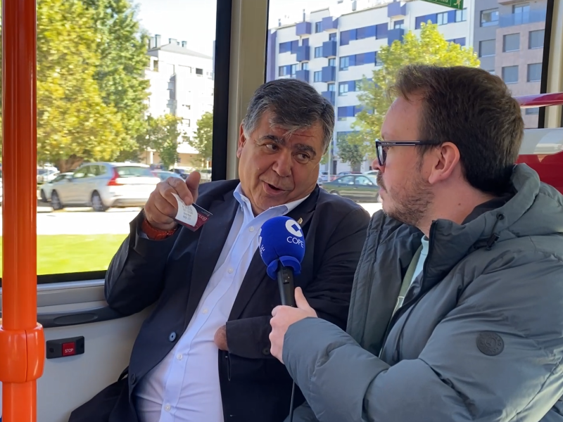 El concejal de Movilidad, Juan Manuel Manso, junto a Raúl González