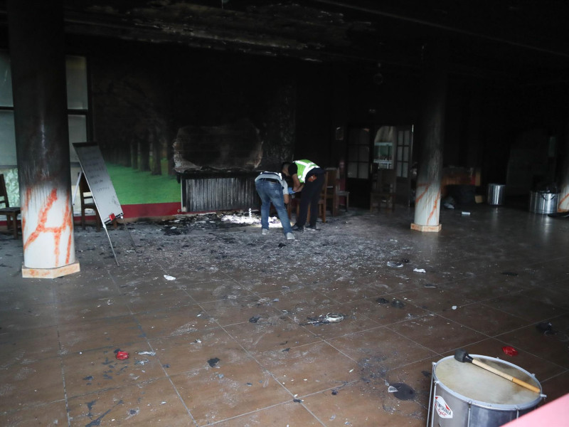 El ataque con artefactos incendiarios dejó importantes destrozos en el centro