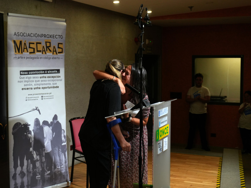 Abrazo entre Rosalía López y Laura Presedo en la entrega del Premio Ás Boas Prácticas