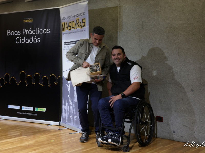 Ángel López entregó el premio ás Boas Prácticas a David Hermida