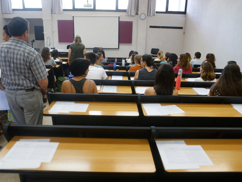Un profesor con alumnos en clase