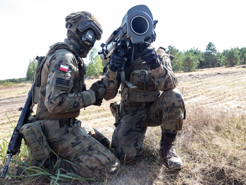 Soldados de infantería de las Fuerzas de Defensa Territorial de Polonia cambian de posición durante el ejercicio durante el día de prensa de Iron Defender 25 el 18 de septiembre de 2025 en Nowa Deba, Polonia.