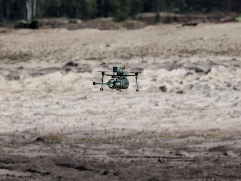 Un dron de ataque durante el día de prensa del ejercicio Iron Defender 25 el 18 de septiembre de 2025 en Nowa Deba, Polonia.