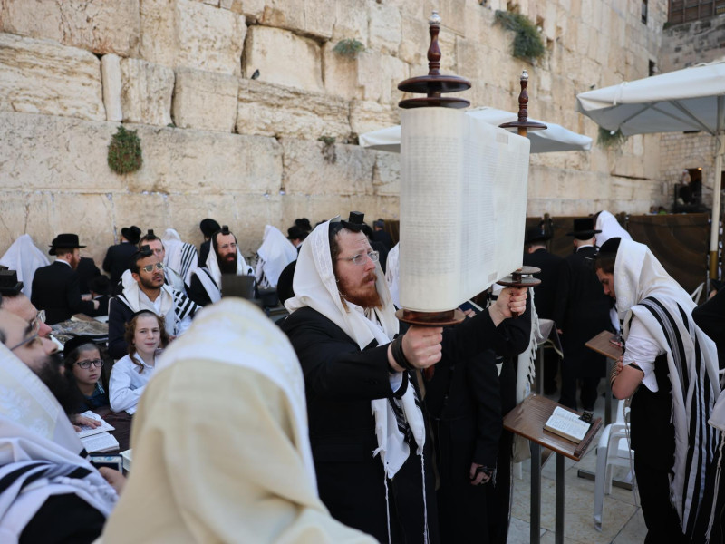 Los judíos ortodoxos rezan al comienzo de 'Rosh Hashaná', el Año Nuevo judío, en el muro occidental de la Ciudad Vieja de Jerusalén.