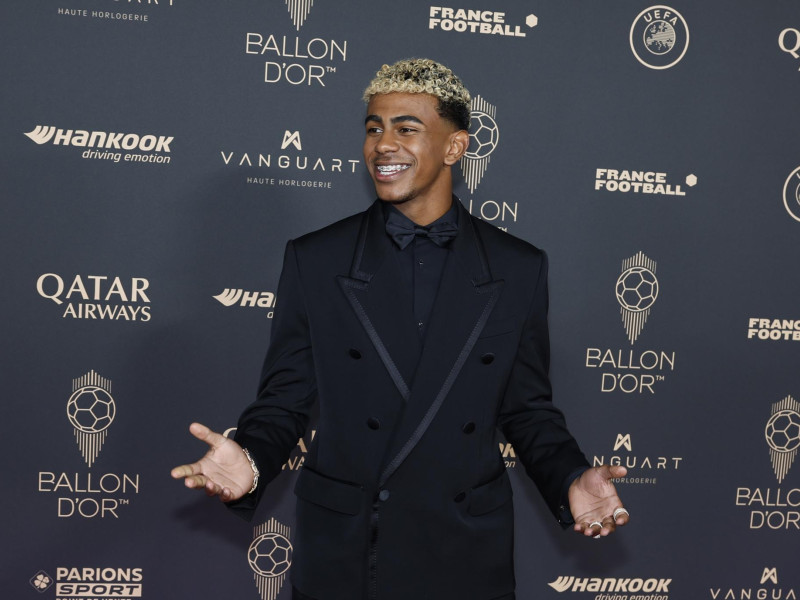 El jugador del Barcelona Lamine Yamal llega a la ceremonia del Balón de Oro 2025 en el Teatro del Châtelet de París.