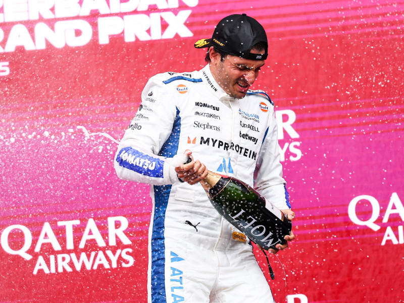 Carlos Sainz durante la celebración en el podio durante el Gran Premio de Azerbaiyán de Fórmula 1 Qatar Airways 2025.