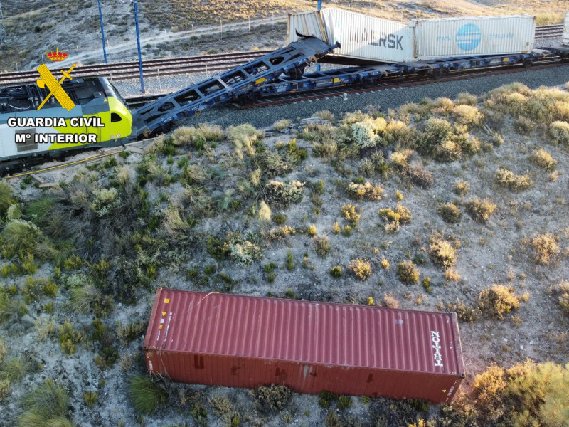 Imagen del tren de mercancías que este lunes descarriló en Zaragoza.